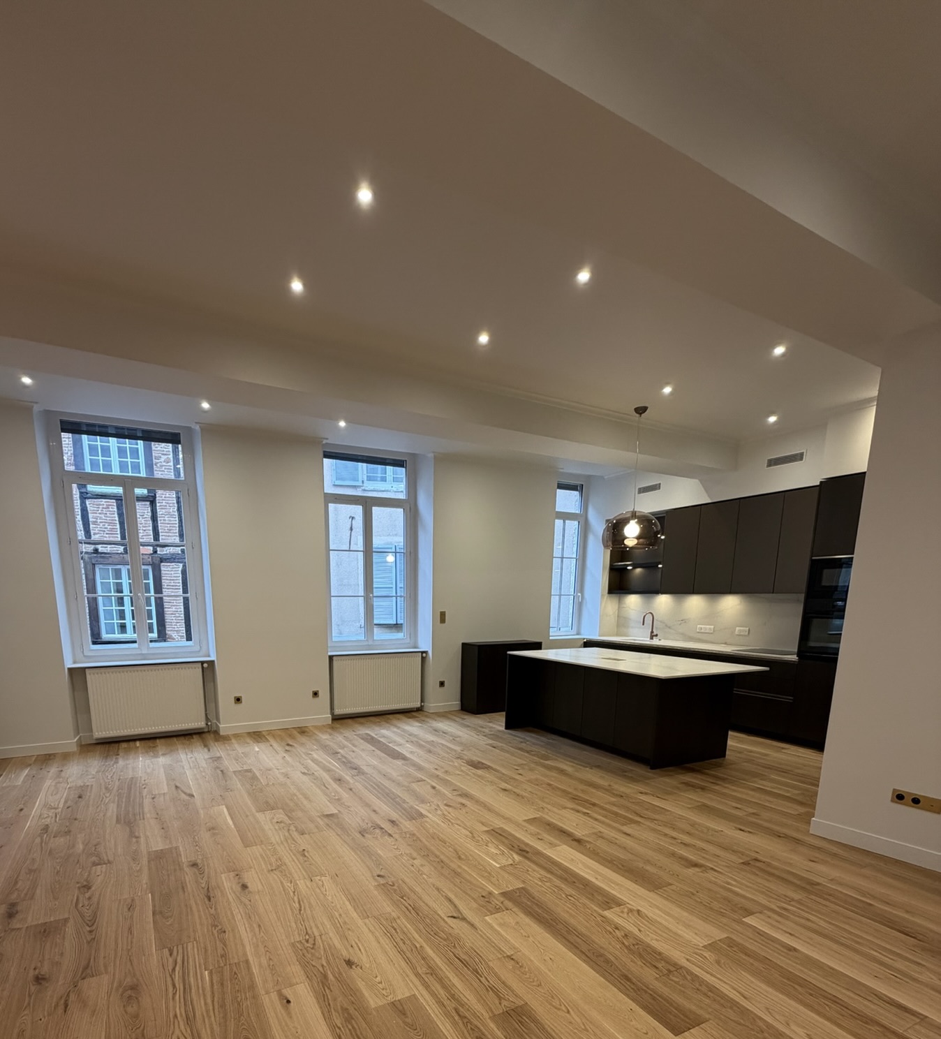 Appartement rénové Toulouse centre-ville parquet cuisine épurée marbre aménagement intérieur